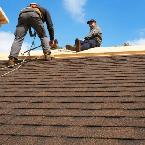Artisan couvreur Saint-Macaire réalisant la pose d'une toiture en tuiles