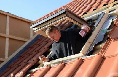 Pose de fenêtre de toit et velux par un couvreur à Saint-Macaire